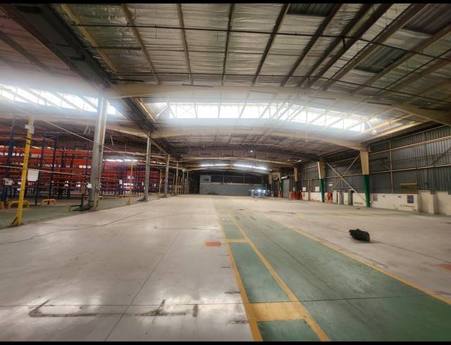 11,924M² WAREHOUSE TO LET IN HALFWAY GARDENS